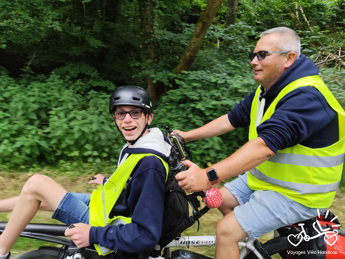 Des participants aux voyages vélo VVH sur un tandem Pino