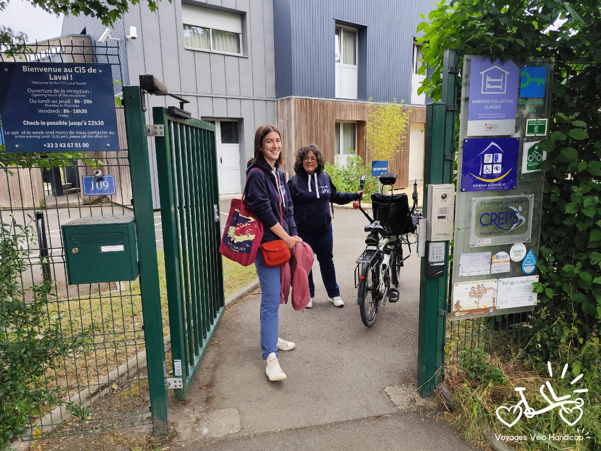 L'équipe Voyages Vélo Handicap VVH devant le Centre International de Séjour à Laval