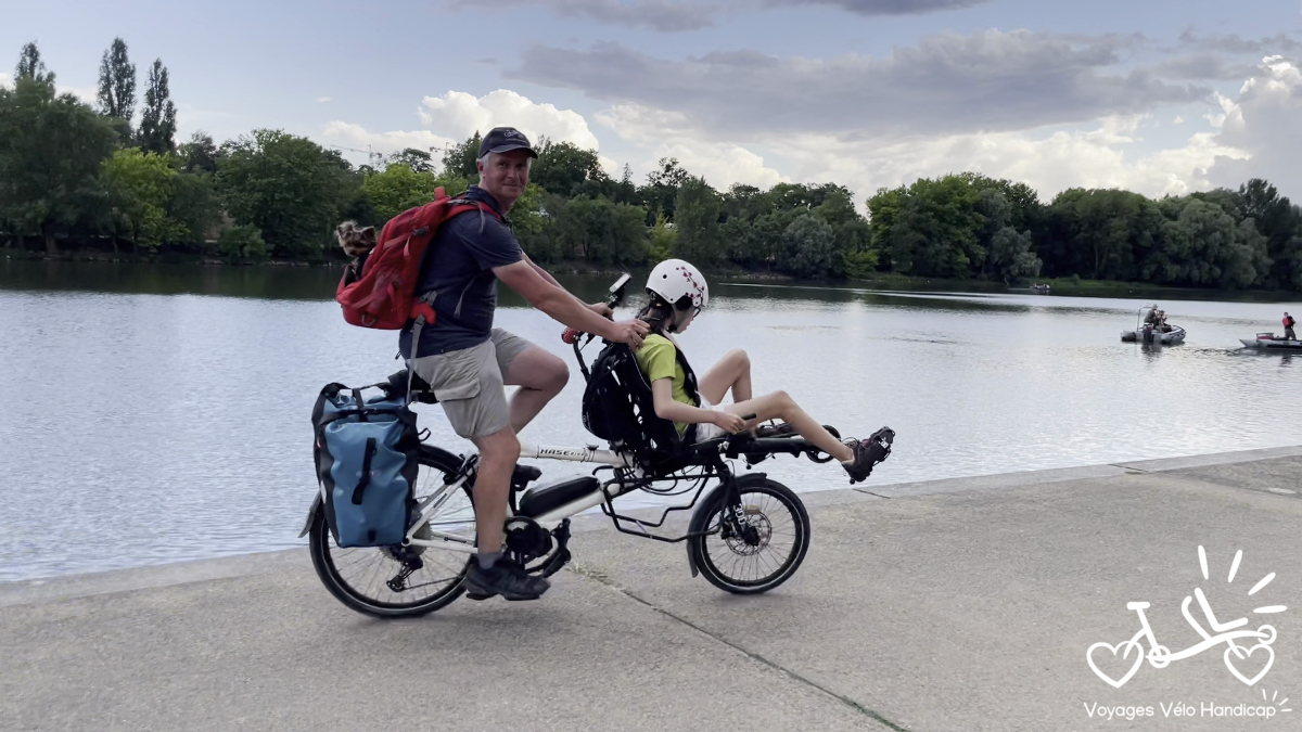 Un enfant à l'avant du tandem Pino sur les quais de la Maine à Angers