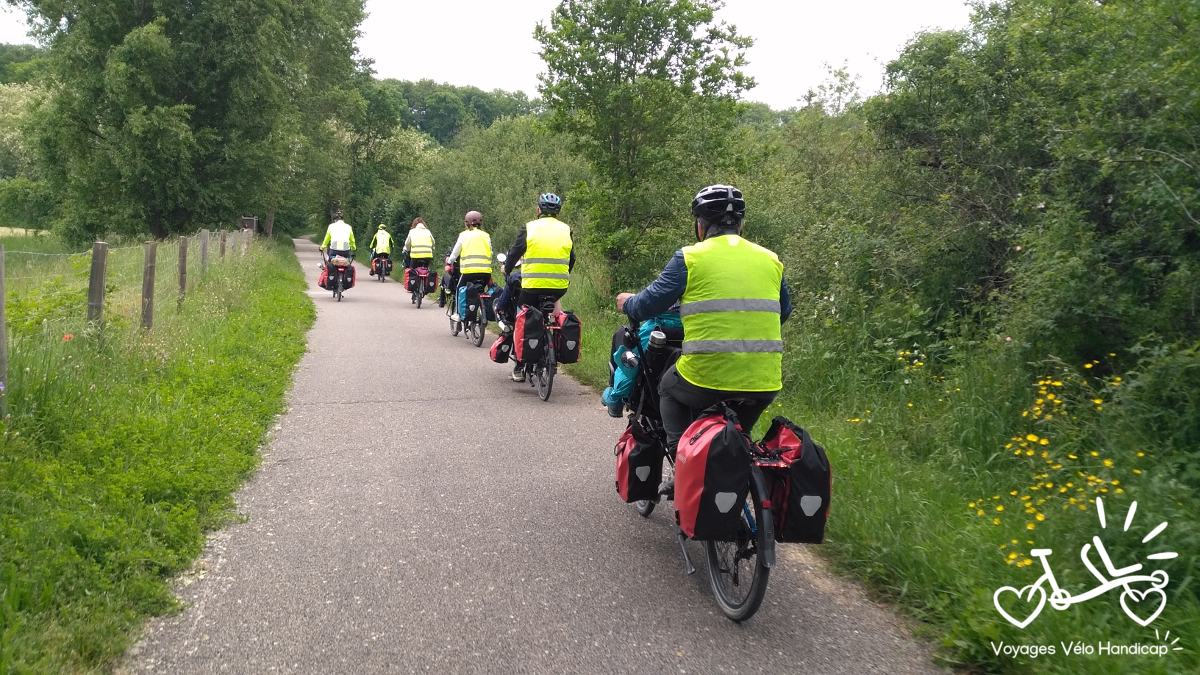 Un groupe de cyclistes Voyages Vélo Handicap